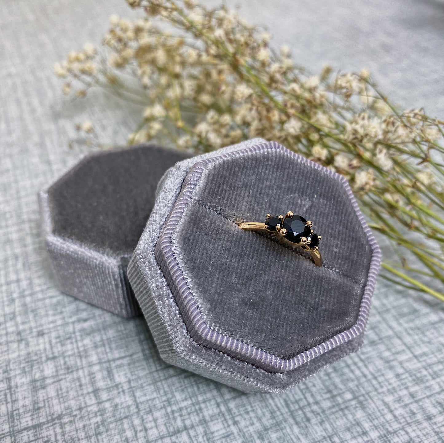 NAVONA - ring i 18k rödguld med svarta spineller