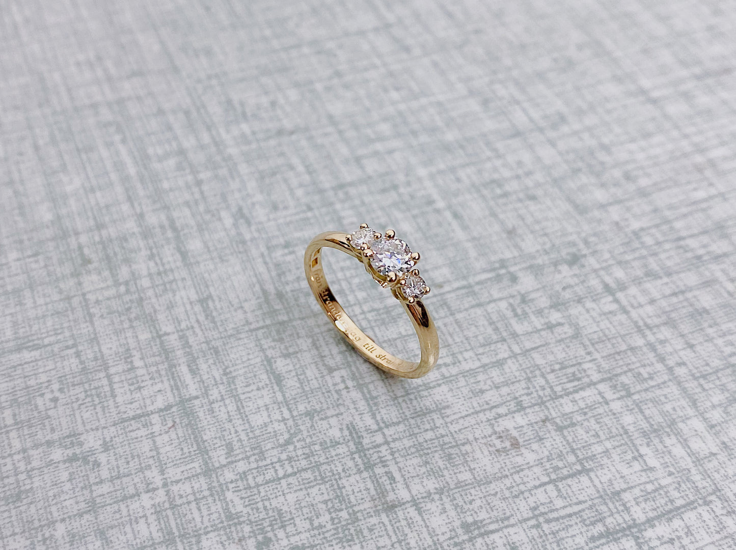 IRIS - trestensring i 18k guld och diamanter