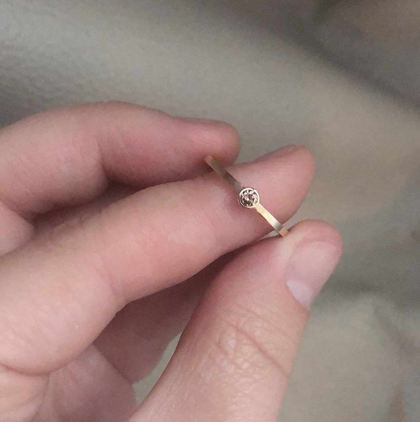 STOCKHOLM - solitär i 18k guld med cognacsdiamant