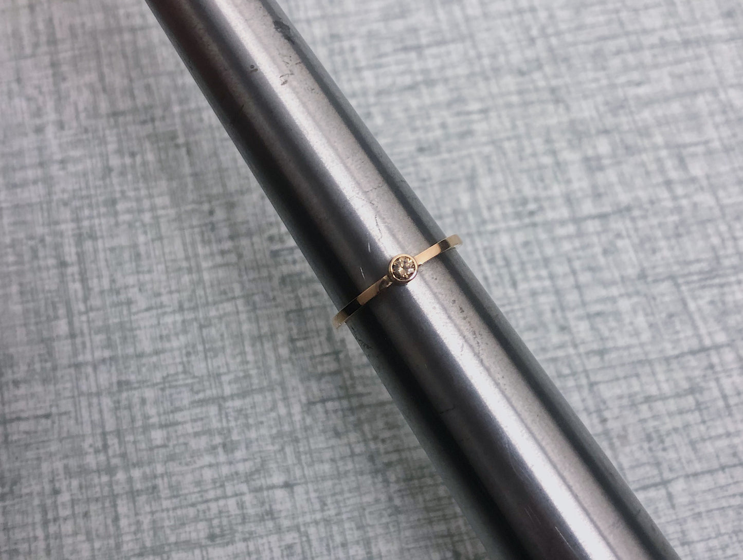 STOCKHOLM - solitär i 18k guld med cognacsdiamant