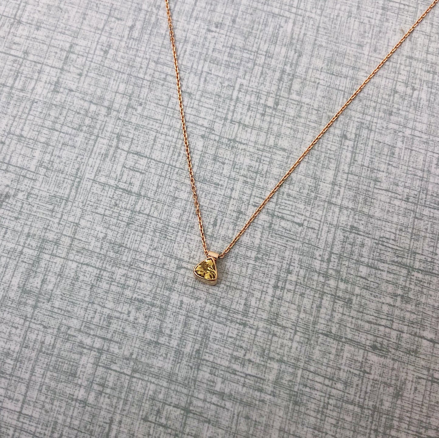 Triangularis 18k guldhänge inkl kedja